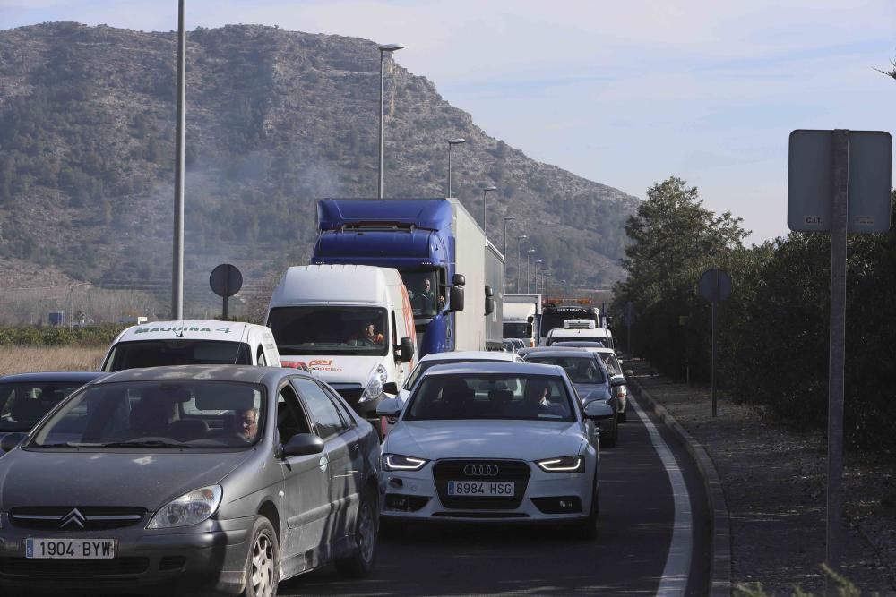 Un camión cargado de botellines de cerveza pierde su mercancía en Xàtiva