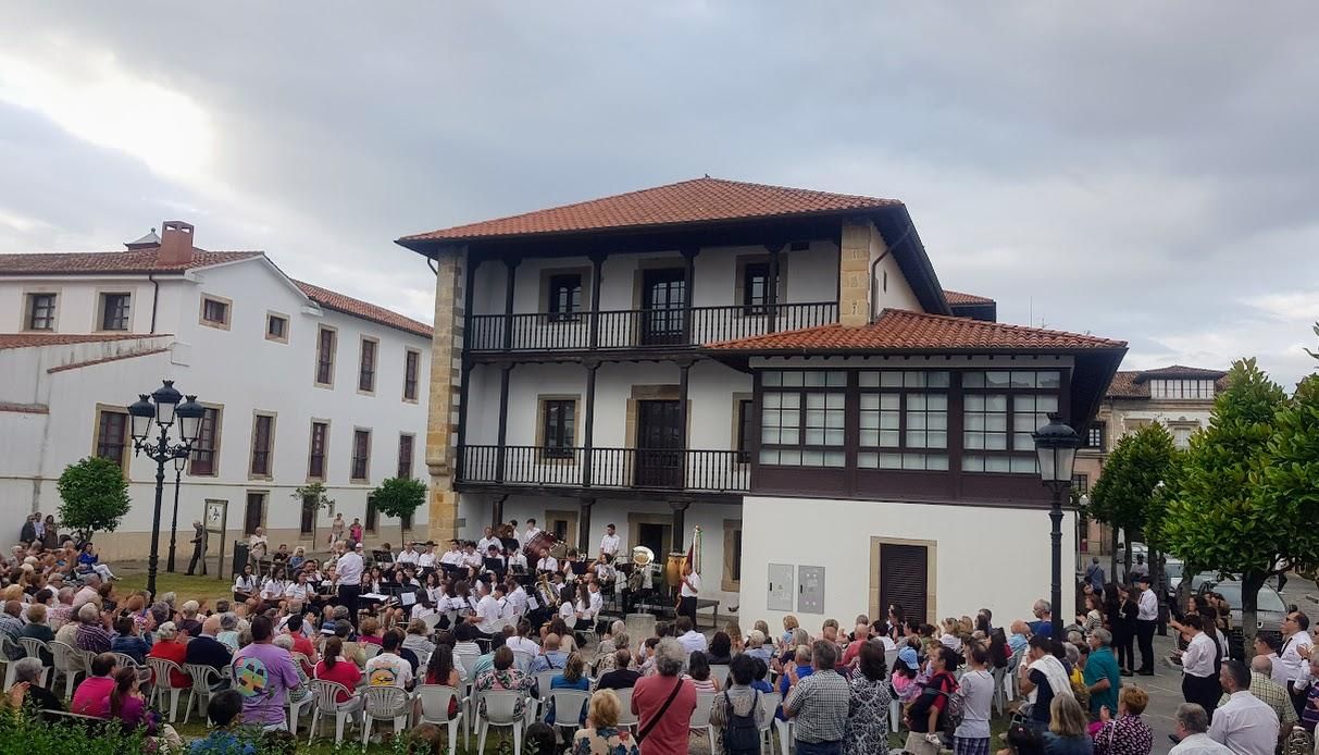 El Festival de Música toma las calles de Villaviciosa y llena el jardín de la Casa de los Hevia