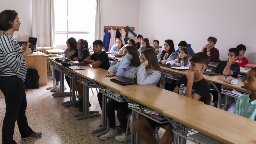 Los técnicos de la Universitat Jaume I introducen a los alumnos de ESO en el patrimonio histórico de Vila-real.