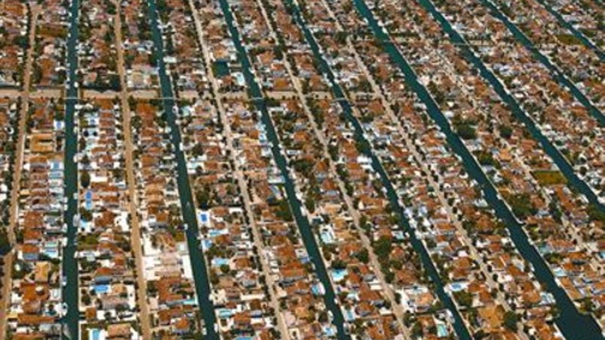 Vista aérea de Empuriabrava, uno de los barrios ya  indultados en la ley.