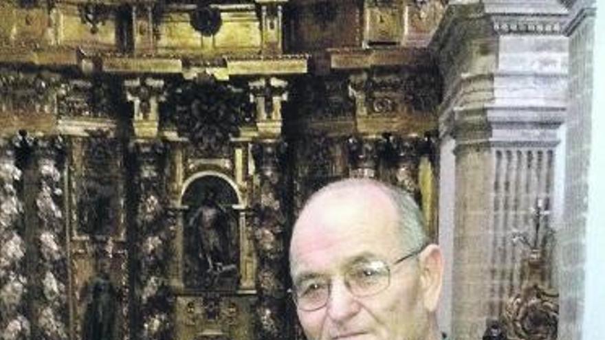 El padre prior Emiliano Burgos, en la iglesia del monasterio de Corias.