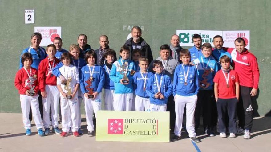 Els campions amb el seus trofeus a Almassora.