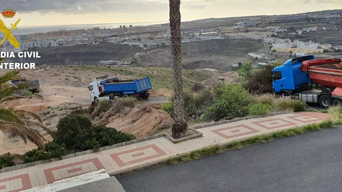 Detenida una persona y esclarecida una plaga de moscas por un vertedero de estiércol en Gran Canaria