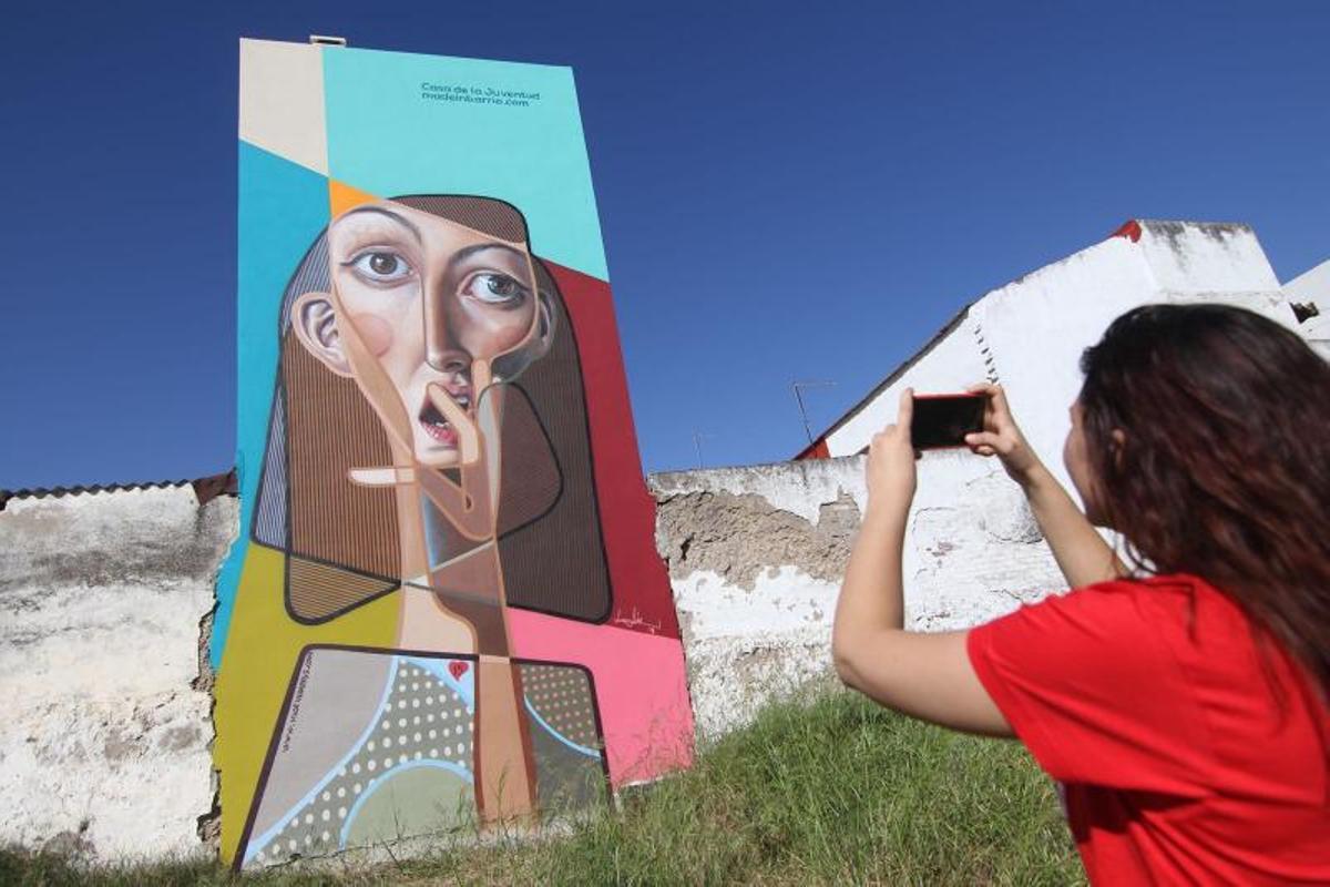 Cuatro murales en fachadas convierten al Distrito Sur en un museo de arte urbano