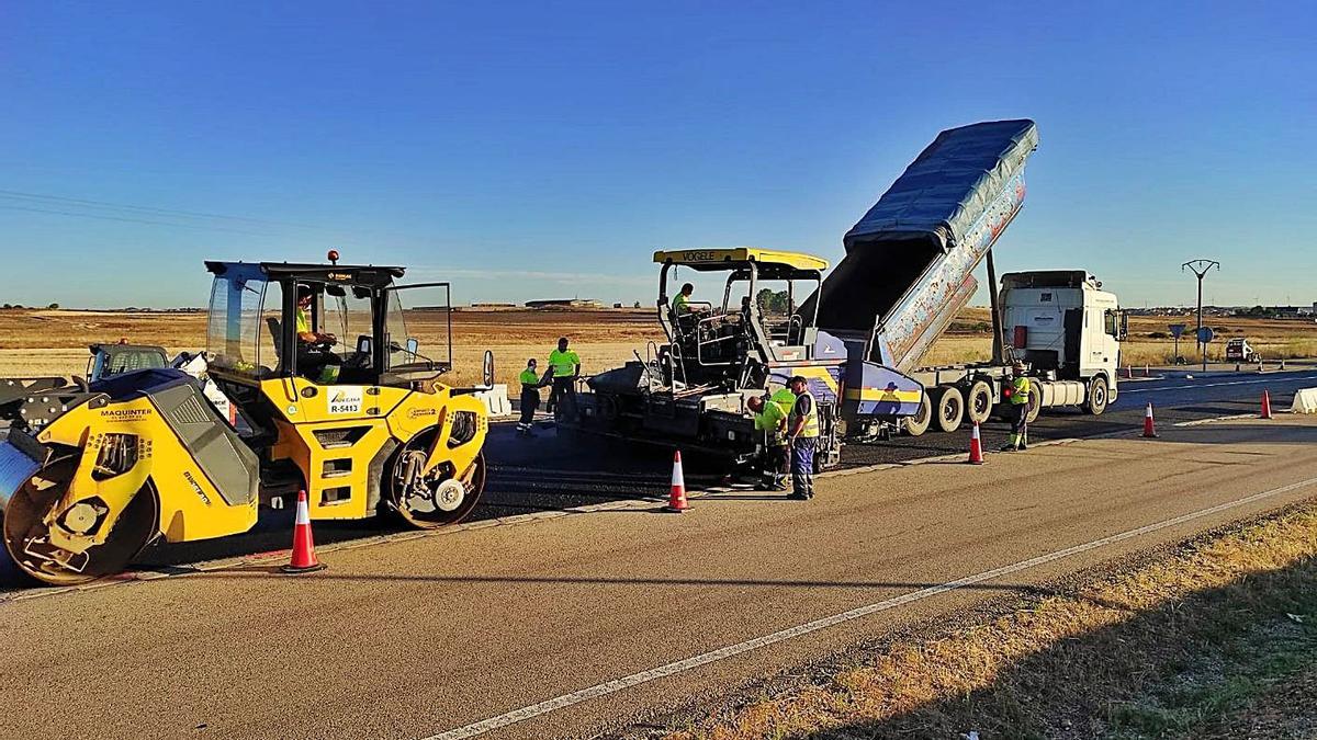 Trabajos de conservación de la red autonómica de carreretas, en la vía Zamora-Sayago, CL-527