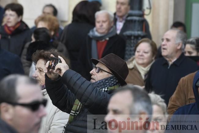 Los romeros acompañan a la Santa pese al frío.