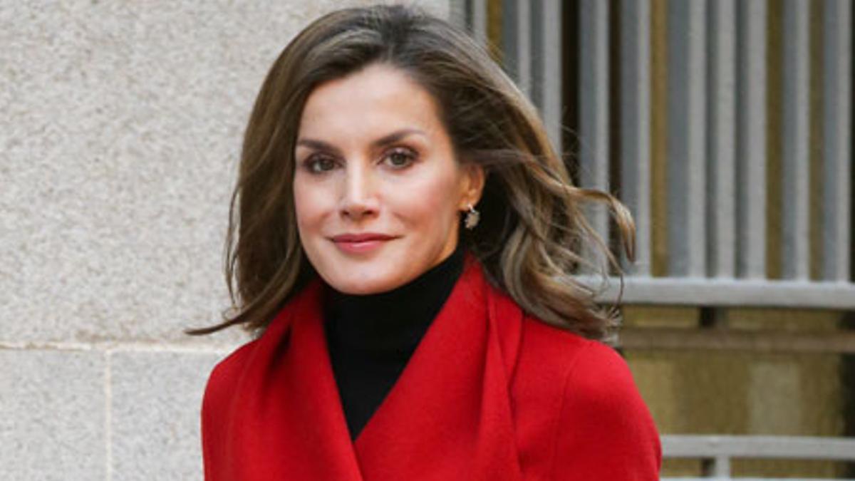 Letizia Ortiz con abrigo rojo cruzado y jersey de cuello cisne negro