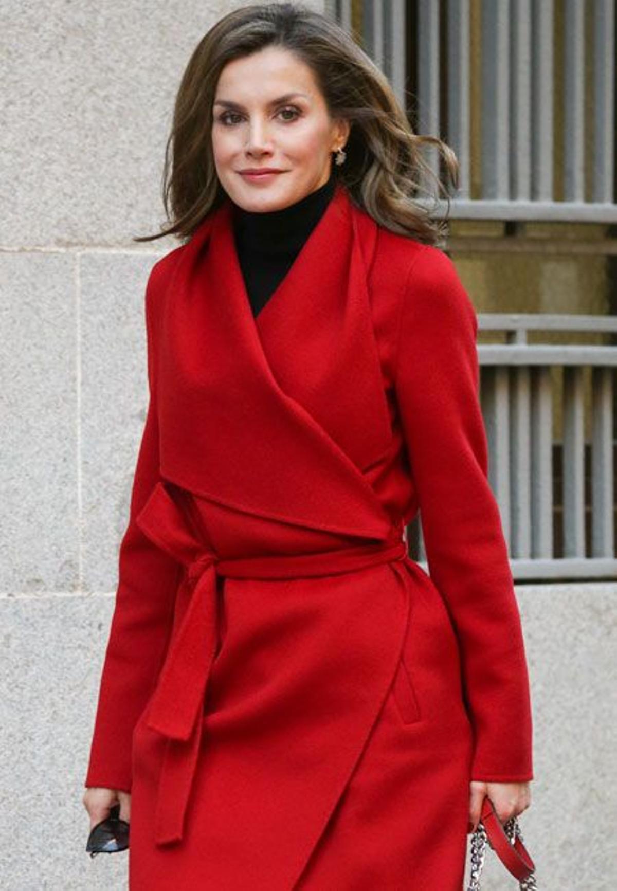 Letizia Ortiz con abrigo rojo cruzado y jersey de cuello cisne negro