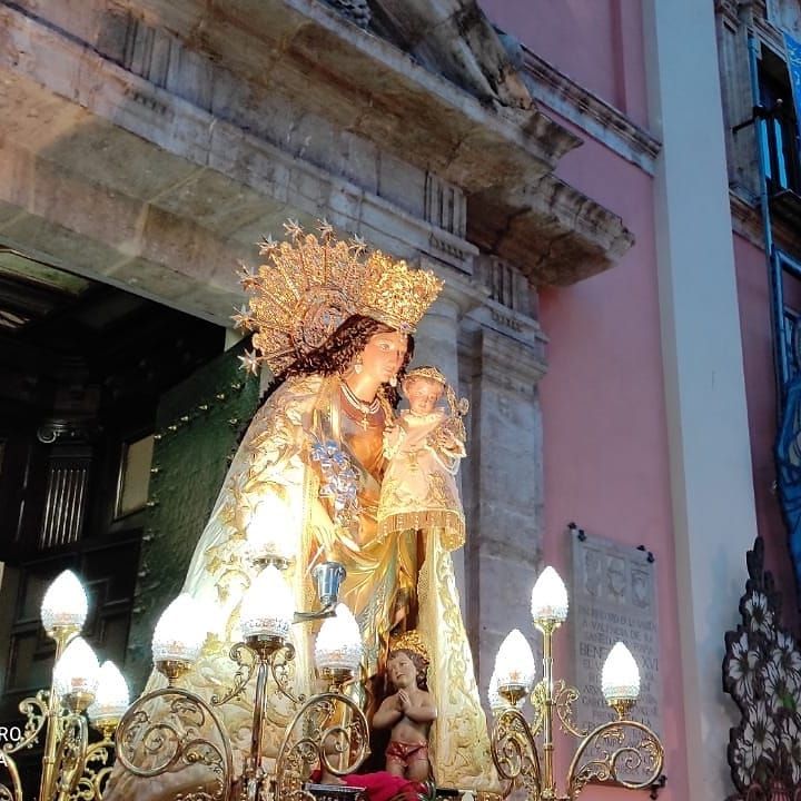 La Hermandad de Seguidores saca la imagen de la Virgen a hombros por el centro de la ciudad en el Rosario de la Aurora