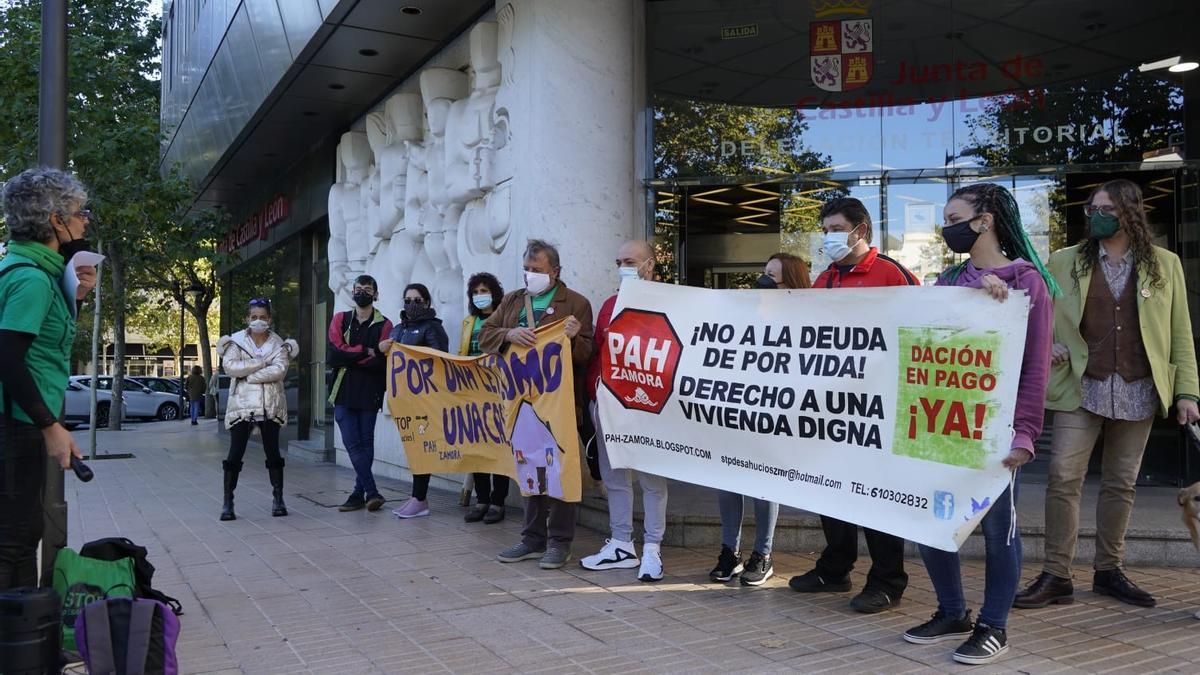 Activistas de la Plataforma de Afectados por la Hipoteca, concentrados frente a la Delegación de la Junta en Zamora