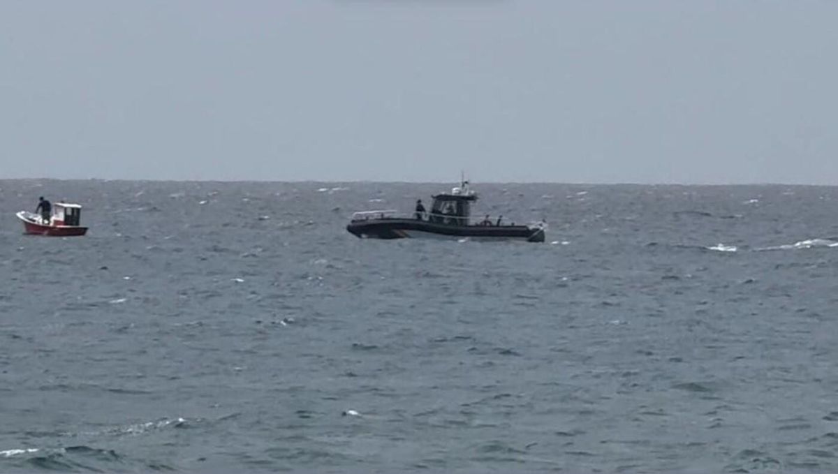 Una embarcación de la Guardia Civil, este jueves, se dirige a un barco que pescaba entre Costa Teguise y Las Caletas