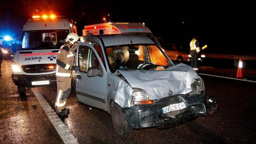 Un bombero habla con la conductora de la Kangoo.