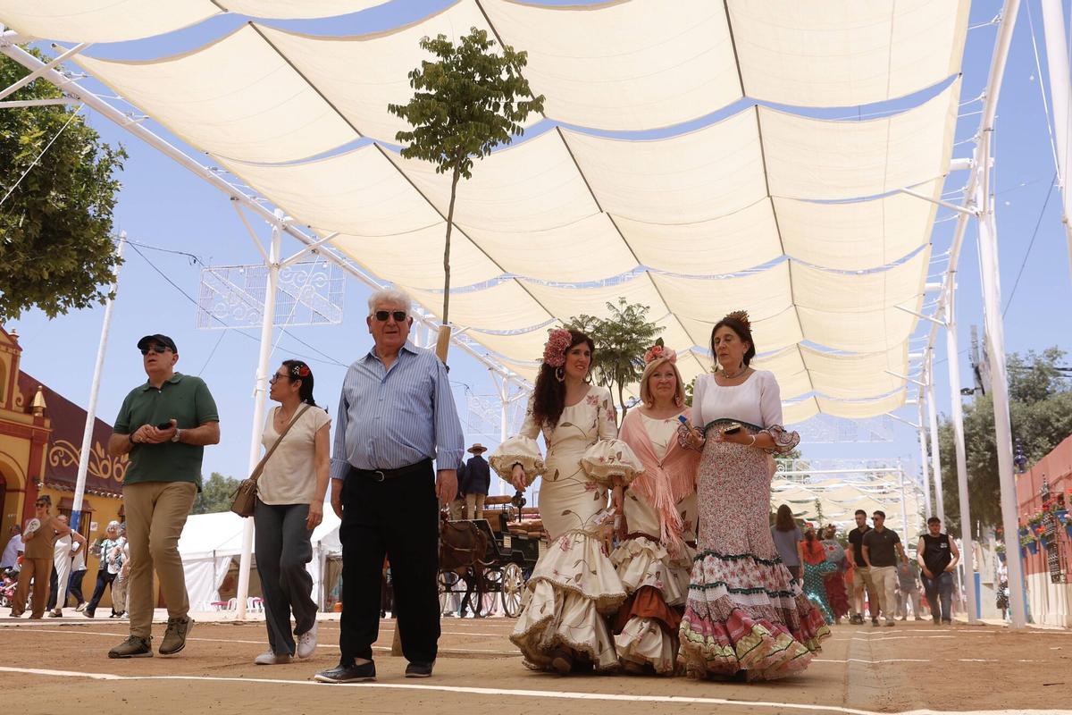 Cordobeses y turistas disfrutan en El Arenal de la primera jornada de día de la fiesta