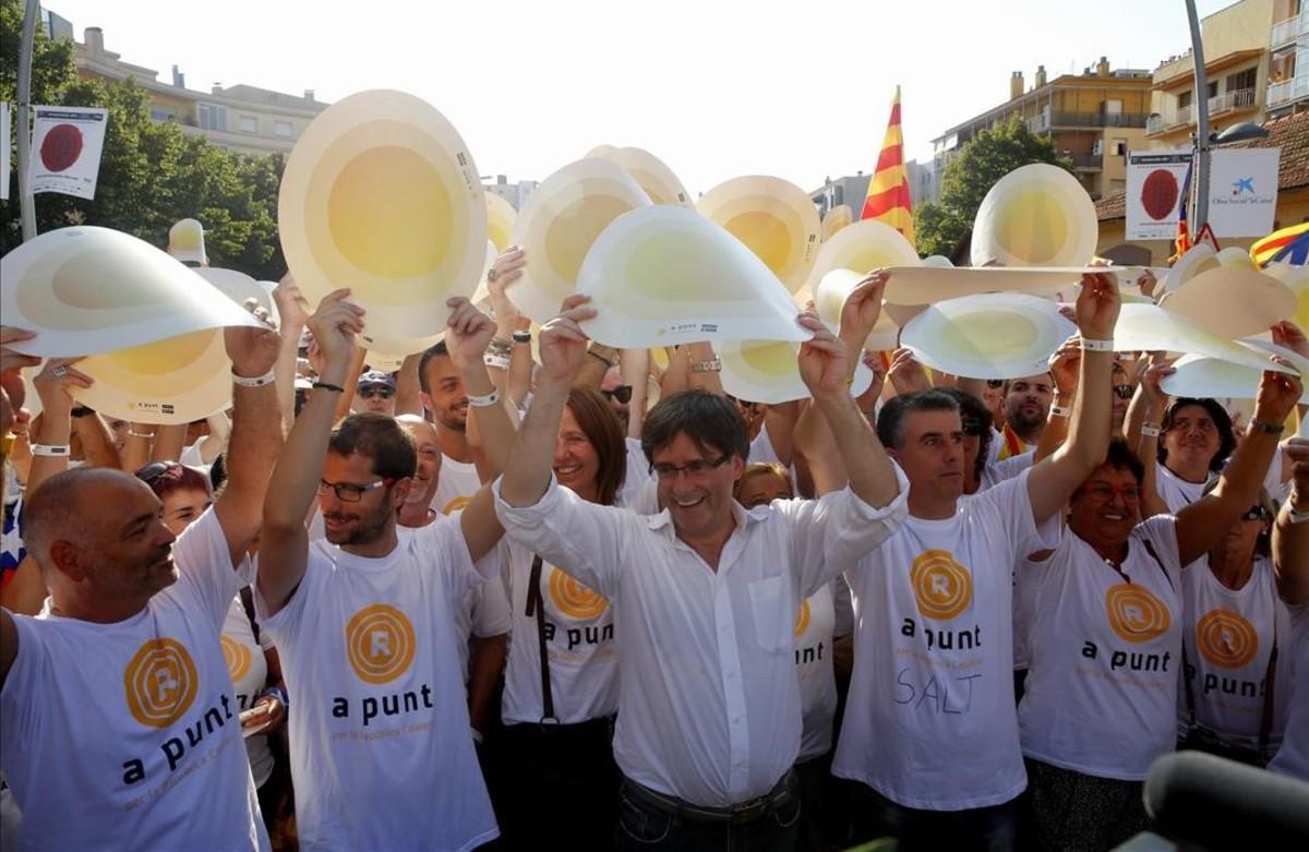 El ’president’ de la Generalitat, Carles Puigdemont, en la manifestación celebrada en Salt.