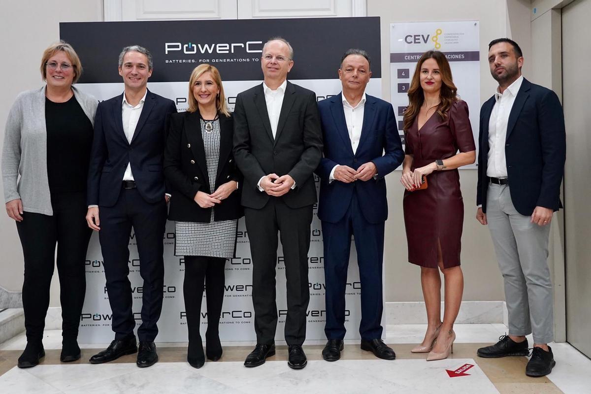 Los responsables de PowerCo y de la Generalitat, el alcalde de Sagunt y el presidente de la CEV, antes de empezar la jornada.