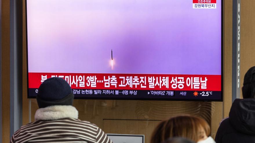 Imágenes que muestran el lanzamiento de misiles balísticos hacia el mar Amarillo por parte de Corea del Norte en la televisión surcoreana.