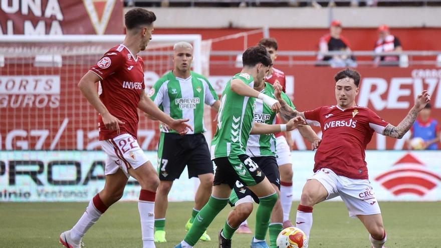 Real Murcia-Betis Deportivo: El Real Murcia se empeña en mirar a los ojos del descenso