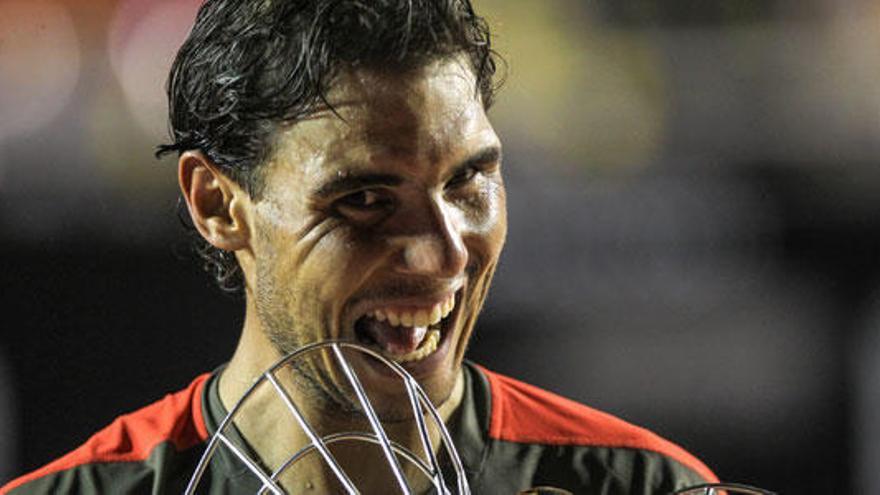 Nadal, con el trofeo de campeón del torneo de Río de Janeiro.