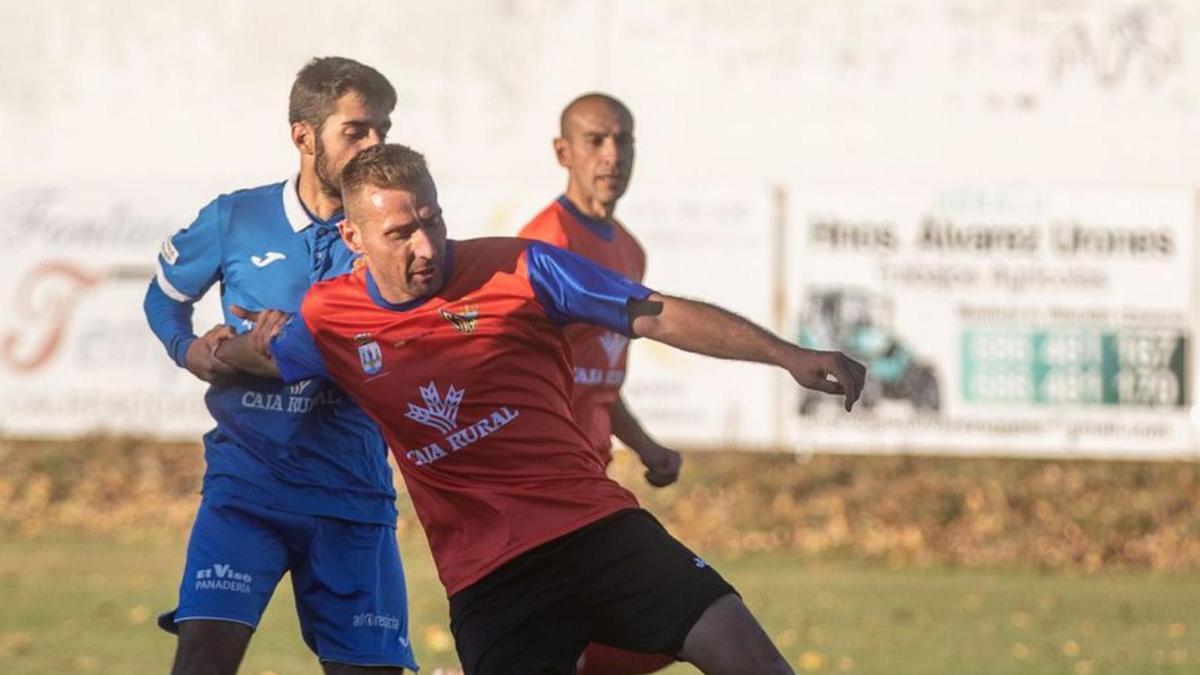 Un jugador del Benavente es objeto de falta en un partido anterior.