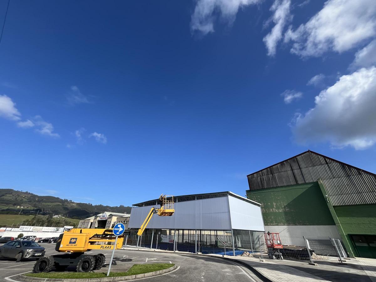 Vista de la pista, donde realiza obras para cubrirla.