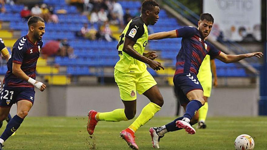 Una acció de l’amistós del Costa Brava contra el Girona