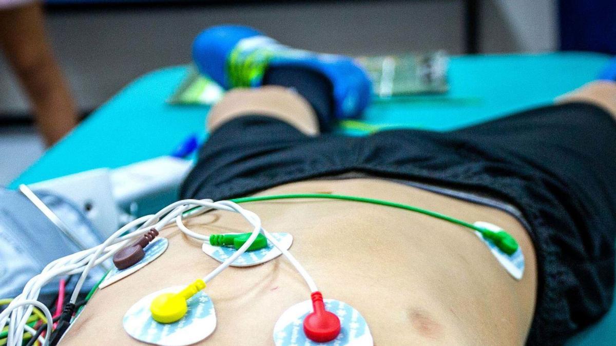 Un paciente se somete a un electrocardiograma en un centro hospitalario.  | J.L. BORT