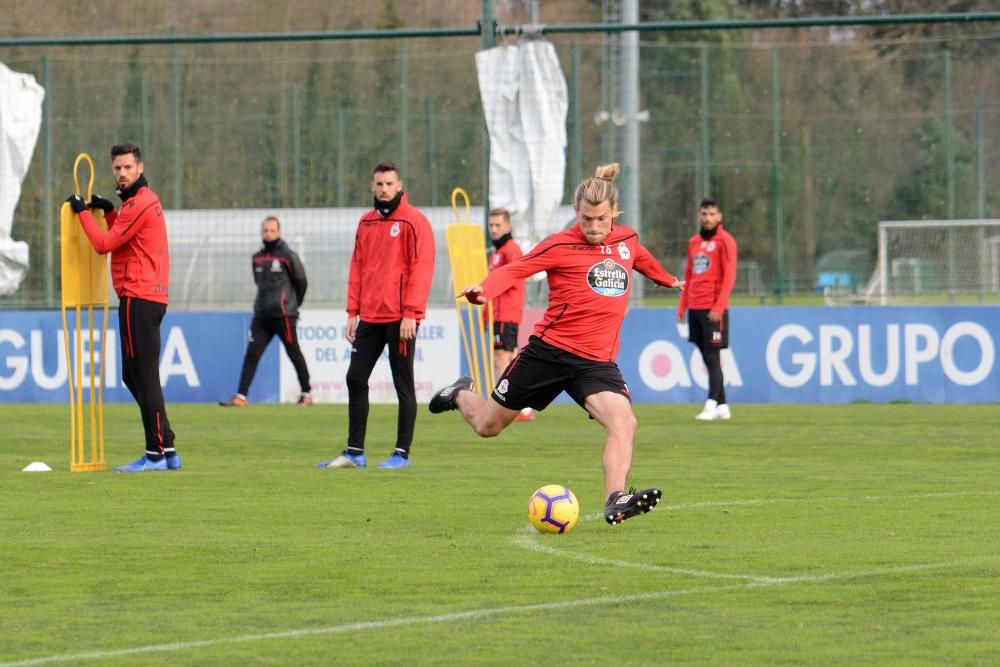 El preparador deportivista, Natxo González, ha facilitado la convocatoria del equipo coruñés tras el entrenamiento de esta mañana.