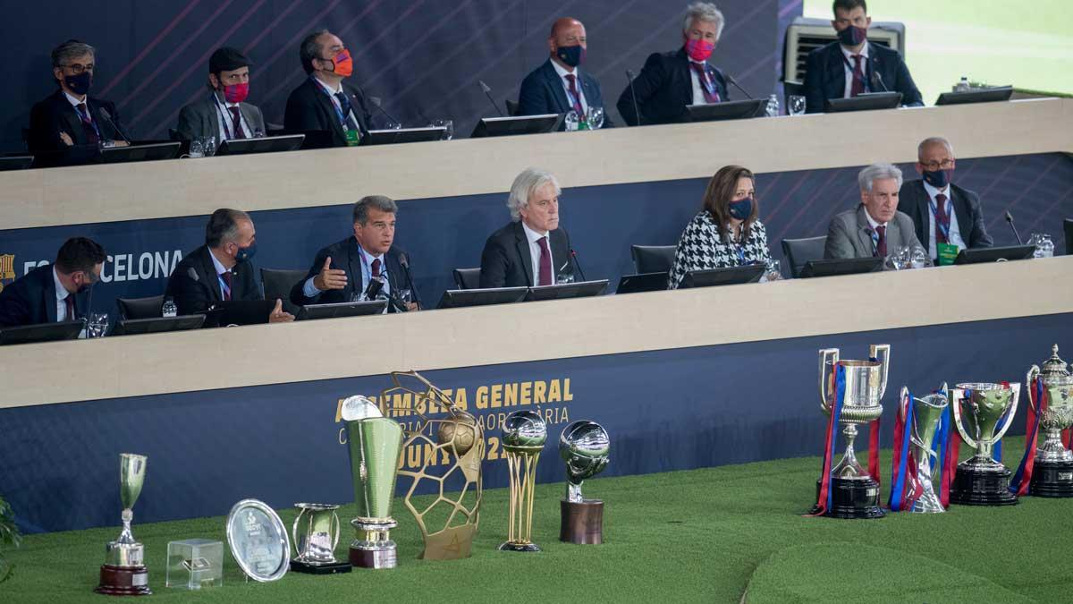 La junta directiva del FC Barcelona que preside Joan Laporta, durante la asamblea general ordinaria y extraordinaria que se ha celebrado de manera excepcional sobre el Camp Nou.