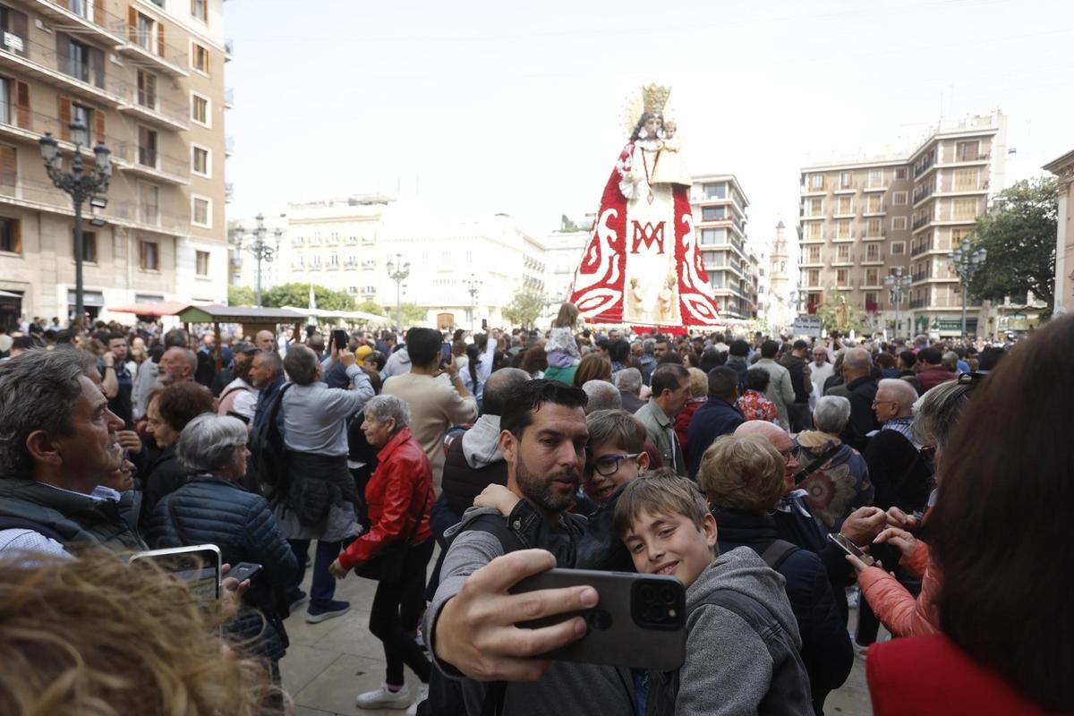 Cientos de personas acuden a ver el manto de la Virgen