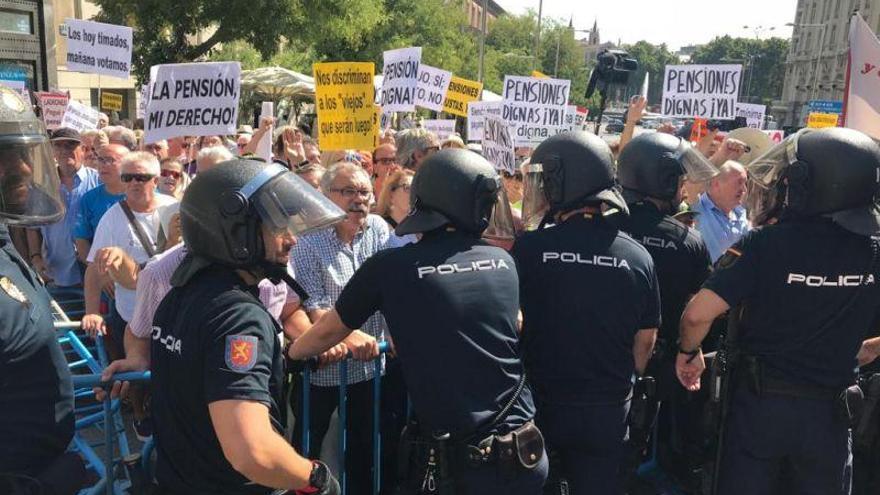 Tensión ante el Congreso en la protesta de los pensionistas a la que acude Podemos