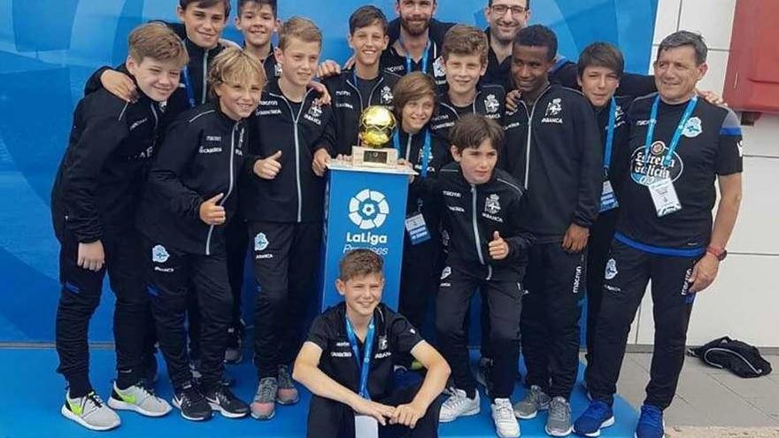 El Dépor alevín A, con su capitán en el centro, Dani Estévez, con el trofeo al mejor jugador del torneo.