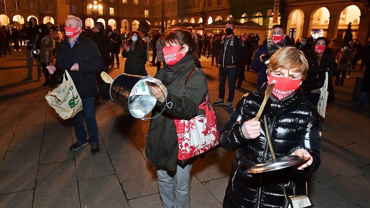 Participantes en la cacerolada convocada ayer por la hostelería en la plaza de María Pita.   | // VÍCTOR ECHAVE