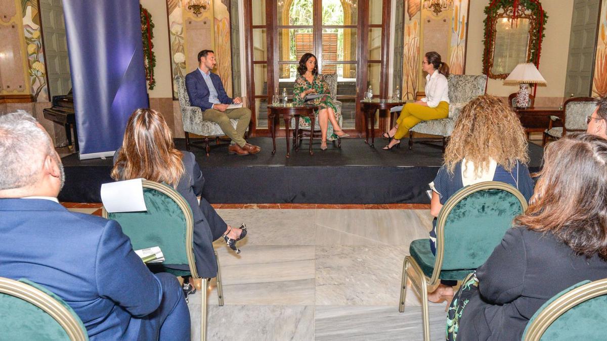 En el escenario, de izquierda a derecha, Alejandro Marrero, Cristina Motas y la presentadora del acto, Laura de Pablos.