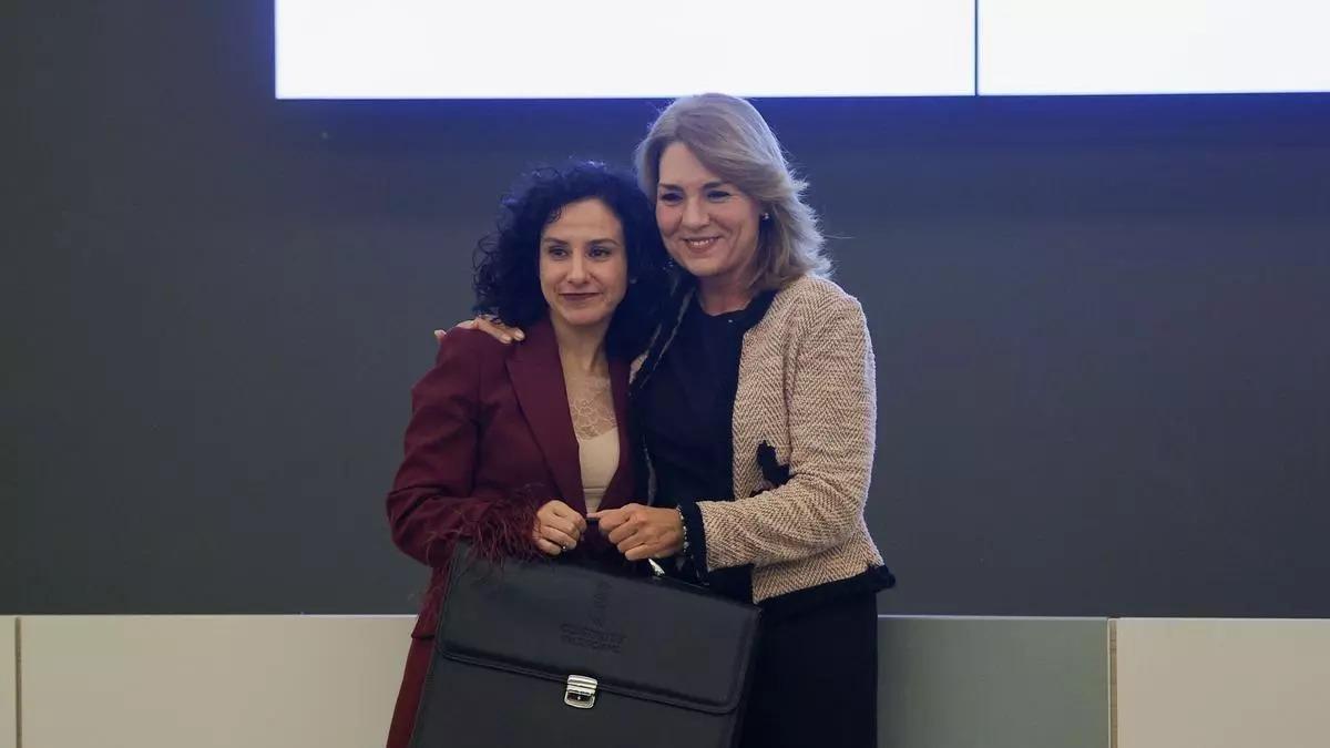 Elena Albalat recibe la cartera de manos de su predecesora, Susana Camarero.