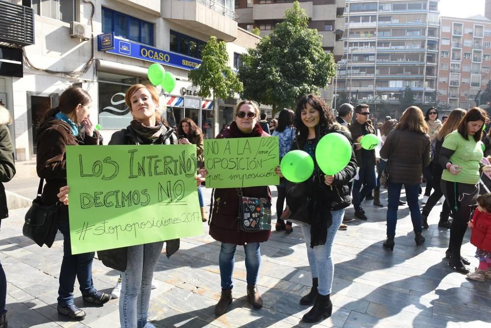 Los interinos de Educación protestan por las oposi