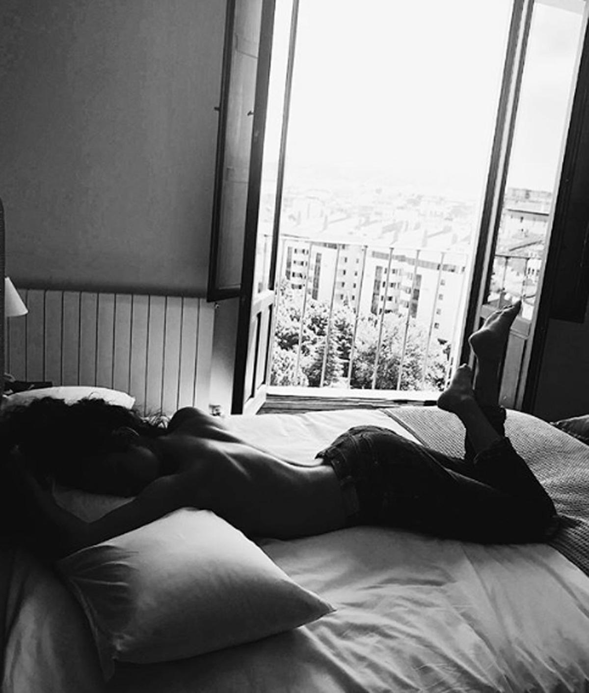 María Pedraza en la cama María Pedraza en la cama