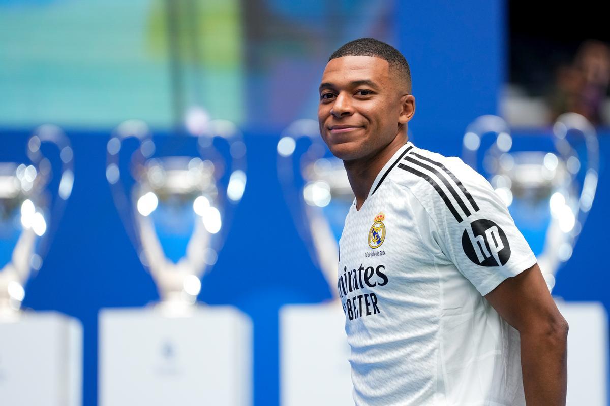 Kylian Mbappe, presentado como jugadore del Real Madrid.