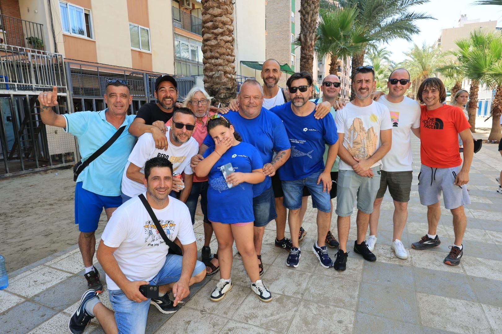 Las collas llenan de color las calles del Grau por Sant Pere