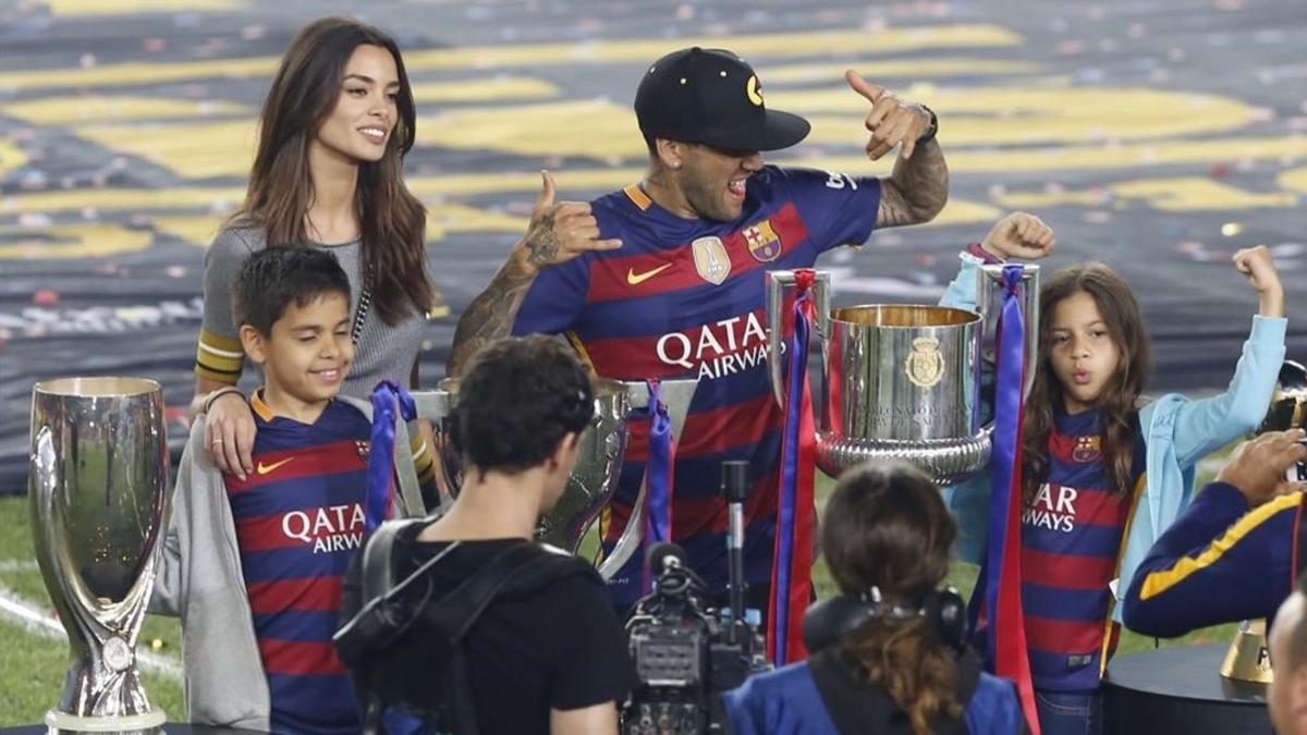 Alves celebra el doblete en el Camp Nou junto a su novia y sus hijos.