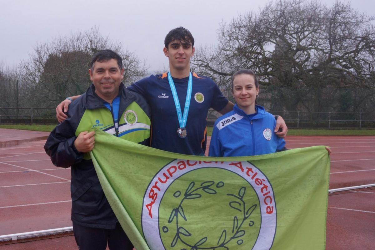 El técnico Isidro Fernández junto a Álex César y Lara Costa.