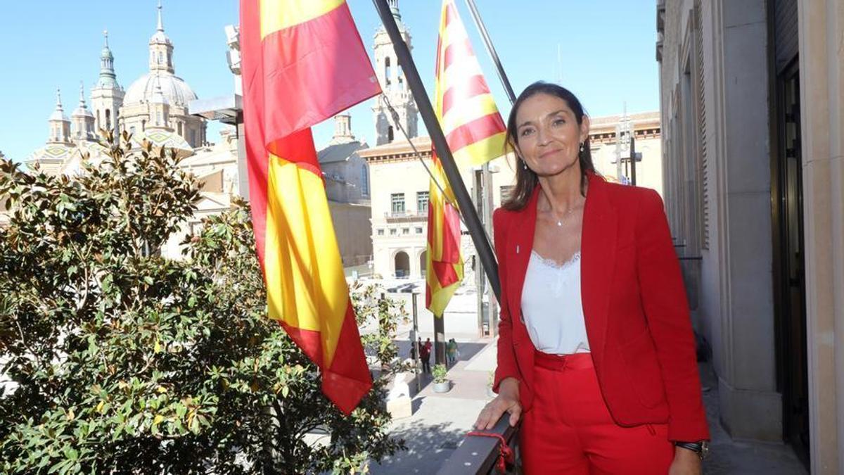 La ministra de Industria, Reyes Maroto, en el balcón de la sede de la Delegación del Gobierno en Aragón, situada en la plaza del Pilar de Zaragoza.