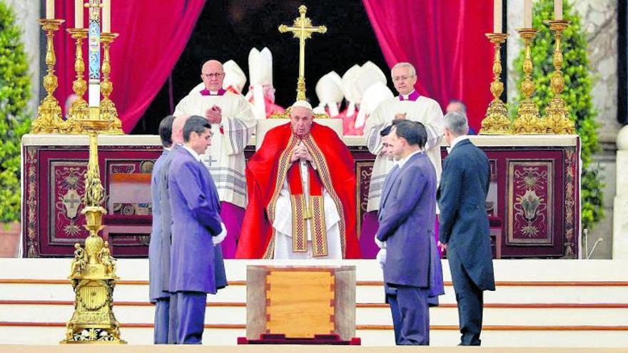 El papa Francisco preside el funeral de Benedicto XVI, ayer, en la plaza de San Pedro en el Vaticano.   | // KAI PFAFFENBACH / REUTERS