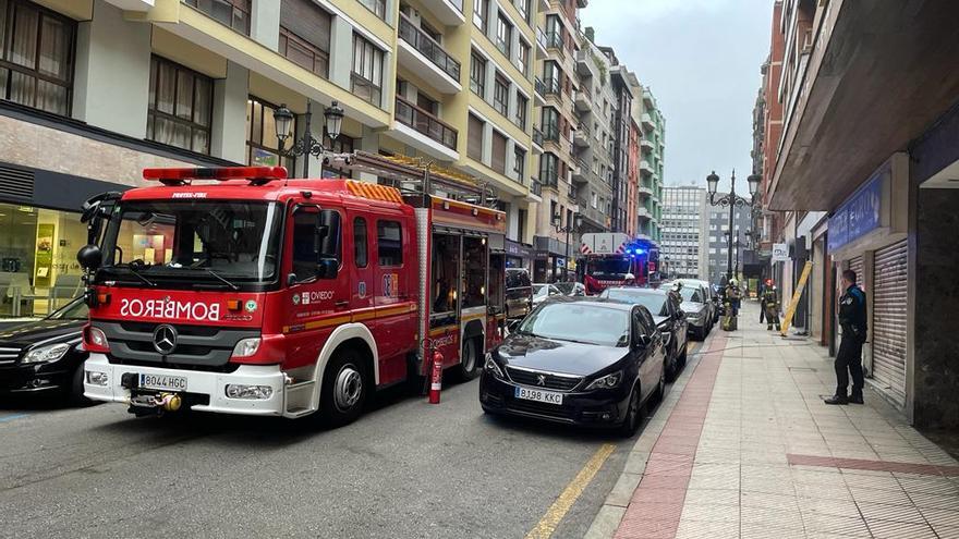 Un nuevo incendio en el centro de Oviedo deja a todo un bloque de viviendas sin luz