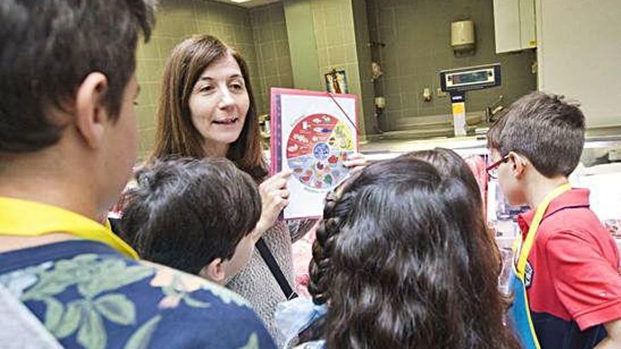 Niños celíacos participan en un taller de cocina saludable, en la Plaza de Lugo de A Coruña.