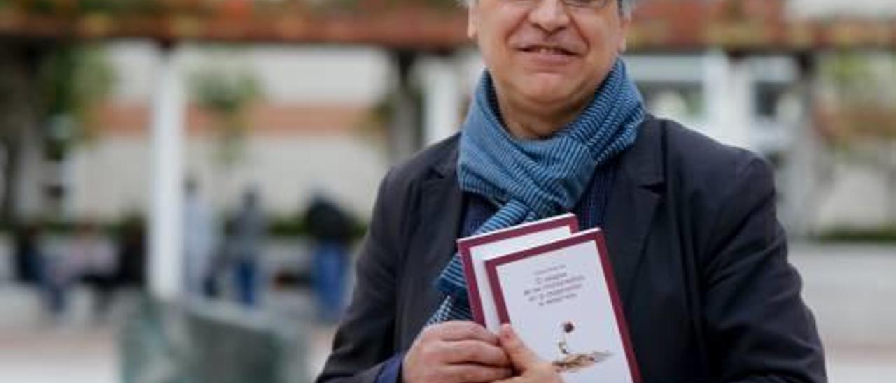 El profesor Carlos Gómez Gil, en la Universidad de Alicante.