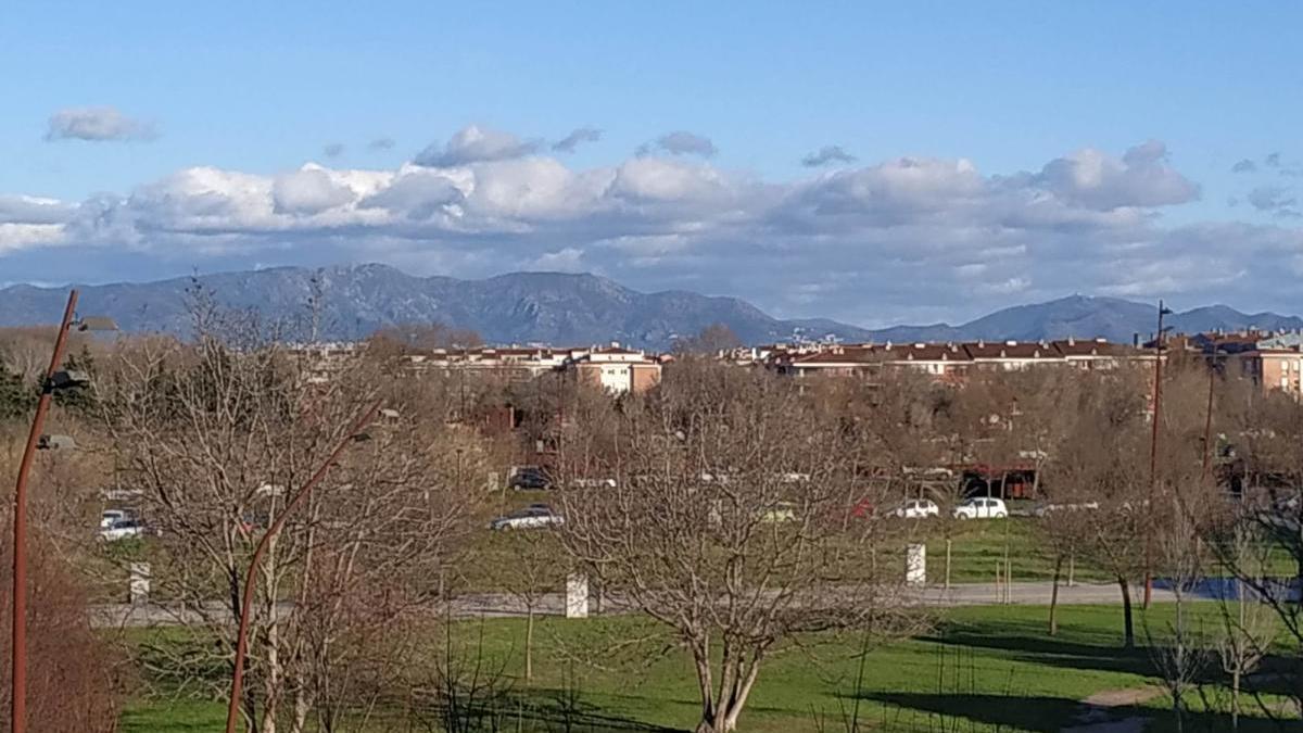 Núvols empesos per la tramuntana sobre l&#039;Empordà.