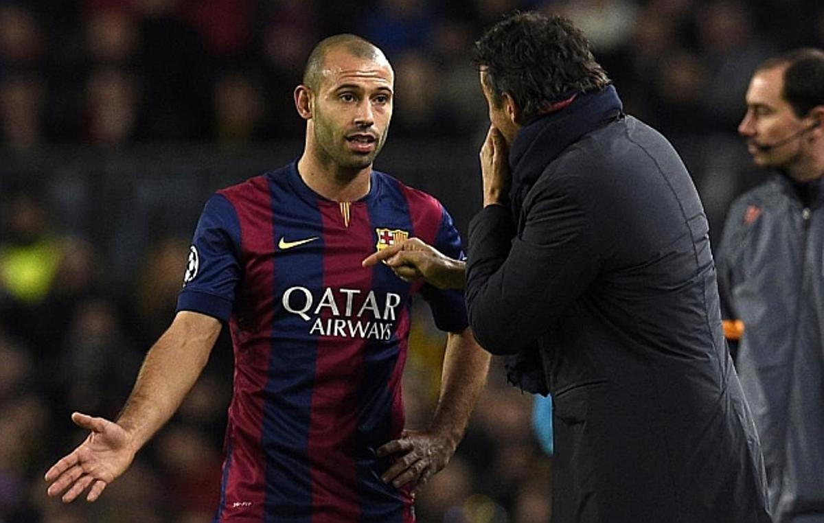 Luis Enrique, charlando con Javier Mascherano durante un partido con el Barça