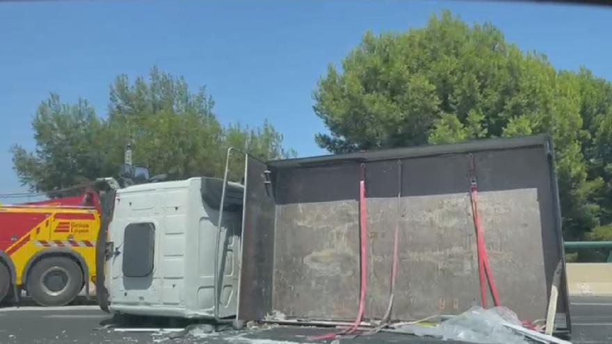 Un camión de escayola vuelca en plena autovía CV-35 y produce una retención kilométrica a la salida de València
