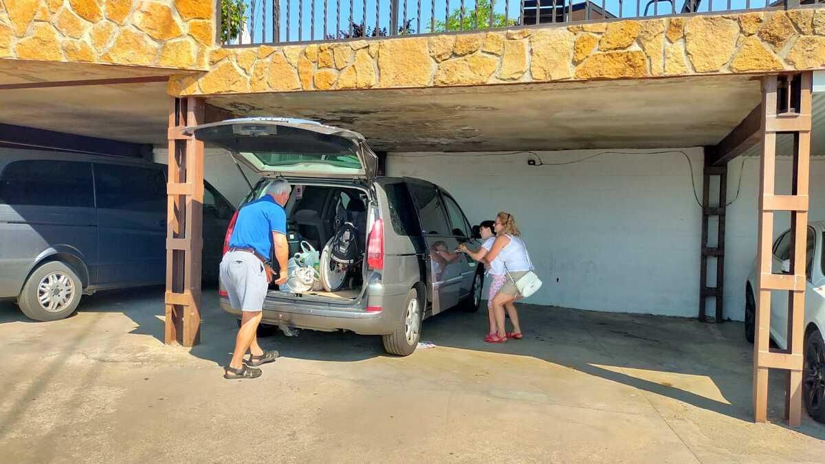 Los vecinos de Aceitunilla abandonan el hostal donde han dormido esta noche en Montehermoso.