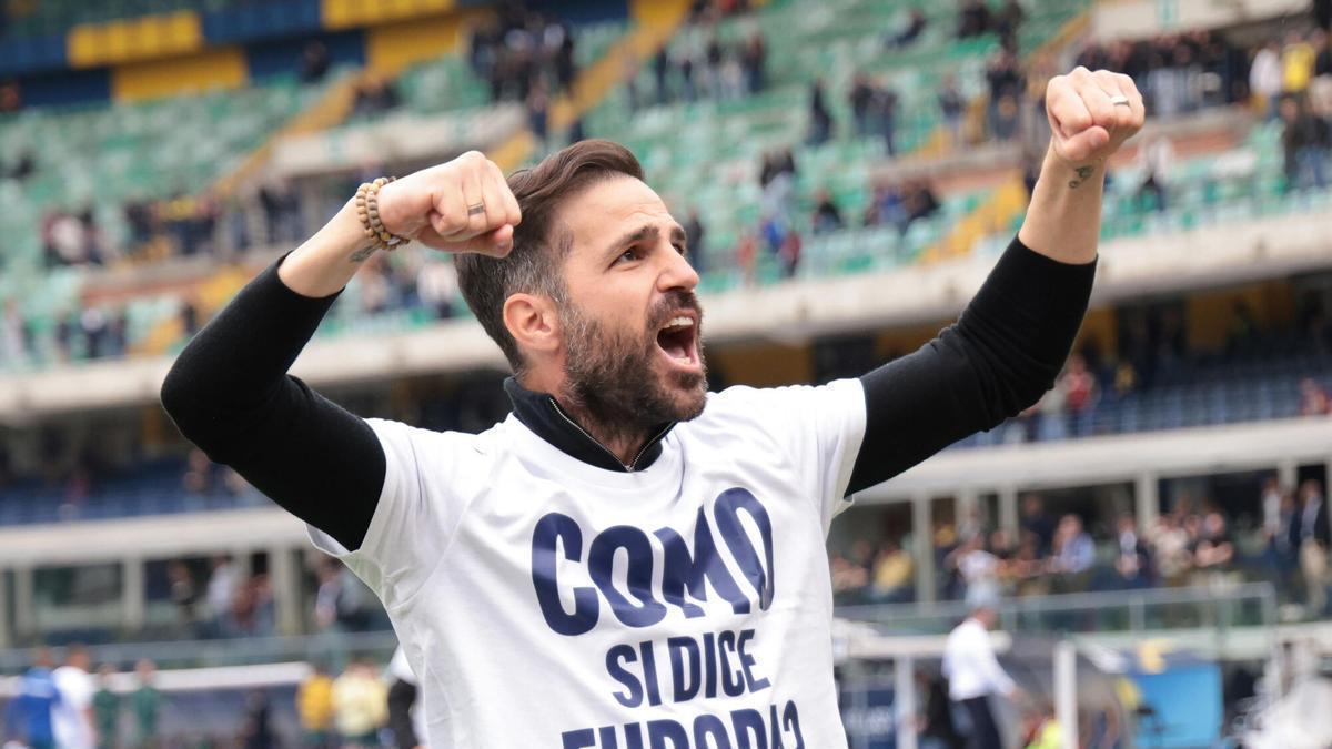 Cesc Fàbregas celebra la victoria que clasifica al Como para la competición europea.